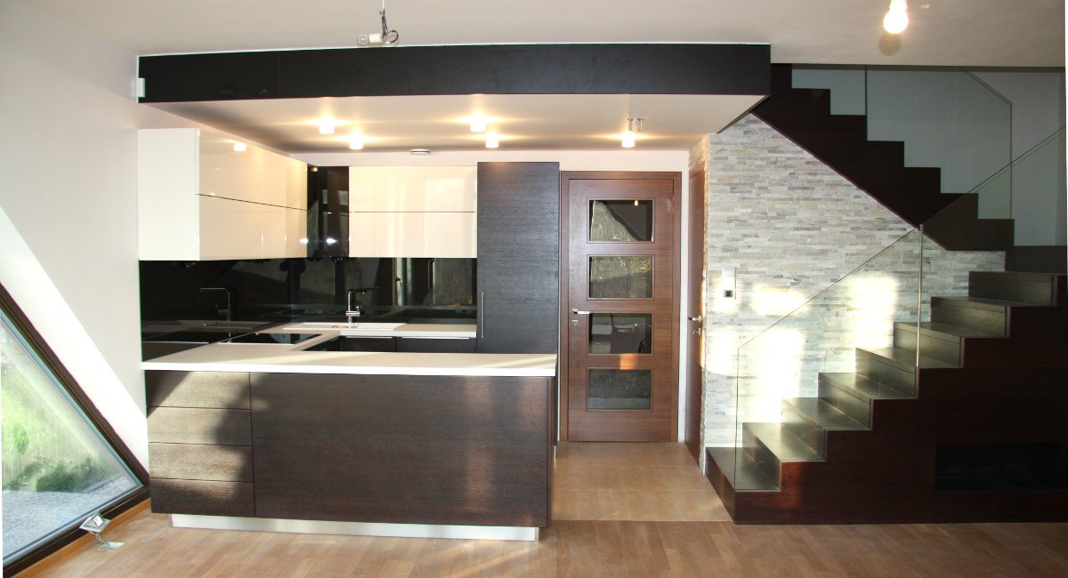 Obývací pokoj, schodiště a kuchyňský kout v RD, Dolní Měcholupy (2010)